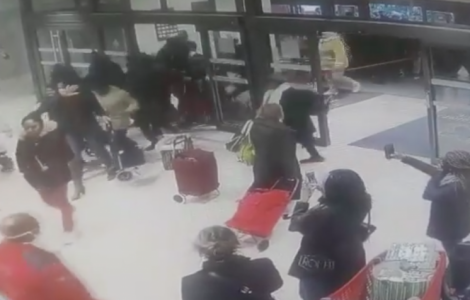 Une vidéo montre des clients entrés de force par dizaines dans le centre commercial des 3-Fontaines, à Cergy (Val-d’Oise). 