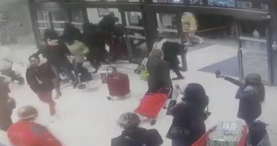 Une vidéo montre des clients entrés de force par dizaines dans le centre commercial des 3-Fontaines, à Cergy (Val-d’Oise). 