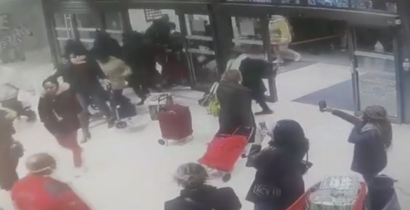 Une vidéo montre des clients entrés de force par dizaines dans le centre commercial des 3-Fontaines, à Cergy (Val-d’Oise). 