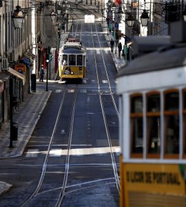 Lisbonne, le 24 mars. Face à l’épidémie de Covid-19, le Portugal a décrété l’état d’urgence le 18 mars. PHOTO RAFAEL MARCHANTE/REUTERS