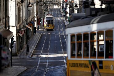 Lisbonne, le 24 mars. Face à l’épidémie de Covid-19, le Portugal a décrété l’état d’urgence le 18 mars. PHOTO RAFAEL MARCHANTE/REUTERS