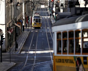 Lisbonne, le 24 mars. Face à l’épidémie de Covid-19, le Portugal a décrété l’état d’urgence le 18 mars. PHOTO RAFAEL MARCHANTE/REUTERS