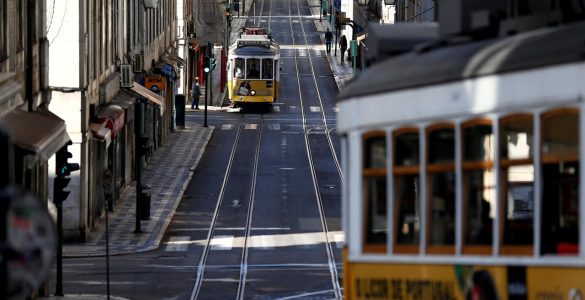 Lisbonne, le 24 mars. Face à l’épidémie de Covid-19, le Portugal a décrété l’état d’urgence le 18 mars. PHOTO RAFAEL MARCHANTE/REUTERS