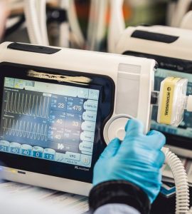 L’entreprise Air Liquide, associée à PSA, Valeo et Schneider Electric, produit notamment ces respirateurs de type