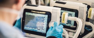 L’entreprise Air Liquide, associée à PSA, Valeo et Schneider Electric, produit notamment ces respirateurs de type