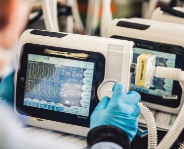L’entreprise Air Liquide, associée à PSA, Valeo et Schneider Electric, produit notamment ces respirateurs de type