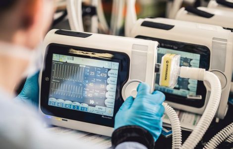 L’entreprise Air Liquide, associée à PSA, Valeo et Schneider Electric, produit notamment ces respirateurs de type