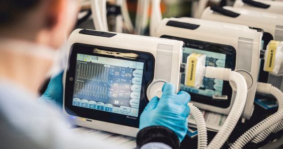 L’entreprise Air Liquide, associée à PSA, Valeo et Schneider Electric, produit notamment ces respirateurs de type