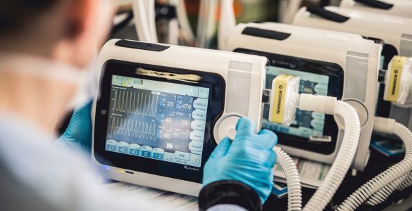 L’entreprise Air Liquide, associée à PSA, Valeo et Schneider Electric, produit notamment ces respirateurs de type
