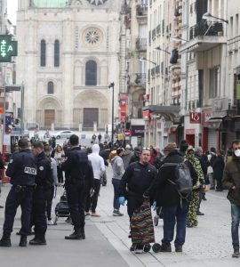 Des contrôles de police dans une rue de Saint-Denis, le 6 avril.