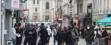 Des contrôles de police dans une rue de Saint-Denis, le 6 avril.