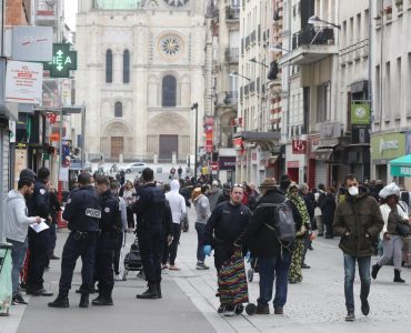 Des contrôles de police dans une rue de Saint-Denis, le 6 avril.