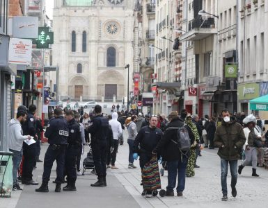 Des contrôles de police dans une rue de Saint-Denis, le 6 avril.