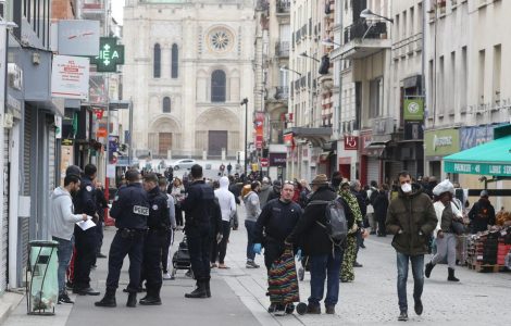 Des contrôles de police dans une rue de Saint-Denis, le 6 avril.