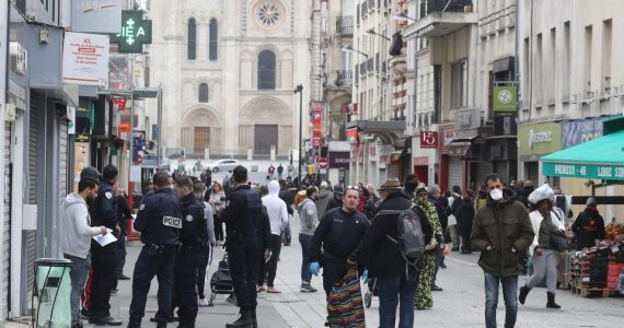 Des contrôles de police dans une rue de Saint-Denis, le 6 avril.