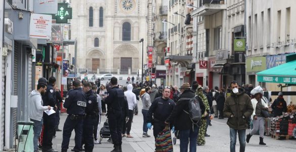Des contrôles de police dans une rue de Saint-Denis, le 6 avril.