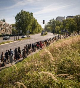 File d’attente pour une distribution de nourriture organisée par l’association Aclefeu et le centre social Toucouleurs à Clichy-sous-Bois (Seine-Saint-Denis), le 15 avril.