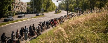 File d’attente pour une distribution de nourriture organisée par l’association Aclefeu et le centre social Toucouleurs à Clichy-sous-Bois (Seine-Saint-Denis), le 15 avril.