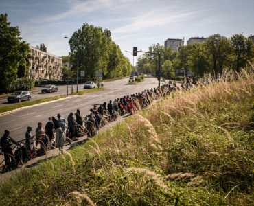 File d’attente pour une distribution de nourriture organisée par l’association Aclefeu et le centre social Toucouleurs à Clichy-sous-Bois (Seine-Saint-Denis), le 15 avril.