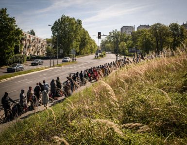 File d’attente pour une distribution de nourriture organisée par l’association Aclefeu et le centre social Toucouleurs à Clichy-sous-Bois (Seine-Saint-Denis), le 15 avril.