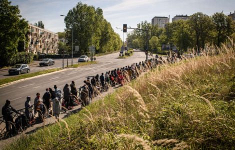 File d’attente pour une distribution de nourriture organisée par l’association Aclefeu et le centre social Toucouleurs à Clichy-sous-Bois (Seine-Saint-Denis), le 15 avril.