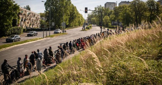 File d’attente pour une distribution de nourriture organisée par l’association Aclefeu et le centre social Toucouleurs à Clichy-sous-Bois (Seine-Saint-Denis), le 15 avril.