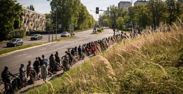 File d’attente pour une distribution de nourriture organisée par l’association Aclefeu et le centre social Toucouleurs à Clichy-sous-Bois (Seine-Saint-Denis), le 15 avril.