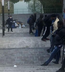 Paris, le 10 avril, porte de la Villette (XIXe). Plusieurs de migrants et demandeurs d’asile sont évacués des bords du canal Saint-Denis.