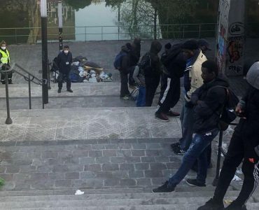 Paris, le 10 avril, porte de la Villette (XIXe). Plusieurs de migrants et demandeurs d’asile sont évacués des bords du canal Saint-Denis.