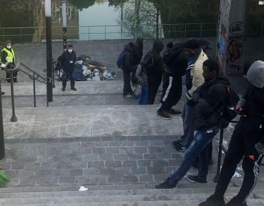 Paris, le 10 avril, porte de la Villette (XIXe). Plusieurs de migrants et demandeurs d’asile sont évacués des bords du canal Saint-Denis.