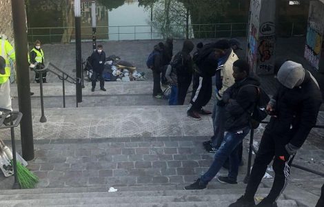 Paris, le 10 avril, porte de la Villette (XIXe). Plusieurs de migrants et demandeurs d’asile sont évacués des bords du canal Saint-Denis.