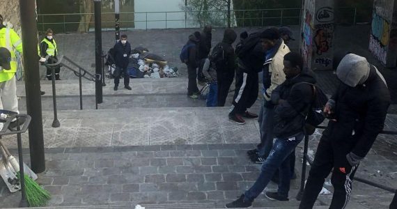 Paris, le 10 avril, porte de la Villette (XIXe). Plusieurs de migrants et demandeurs d’asile sont évacués des bords du canal Saint-Denis.