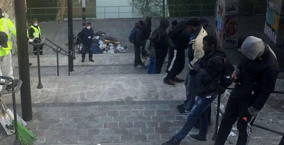 Paris, le 10 avril, porte de la Villette (XIXe). Plusieurs de migrants et demandeurs d’asile sont évacués des bords du canal Saint-Denis.