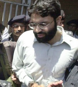 Karachi (Pakistan), le 29 mars 2002. Omar Sheikh sort d’un tribunal.
