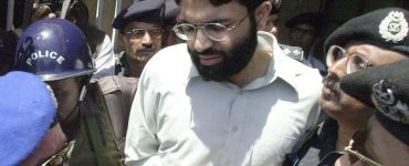 Karachi (Pakistan), le 29 mars 2002. Omar Sheikh sort d’un tribunal.