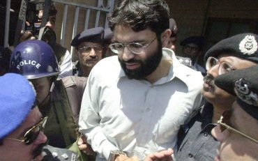 Karachi (Pakistan), le 29 mars 2002. Omar Sheikh sort d’un tribunal.