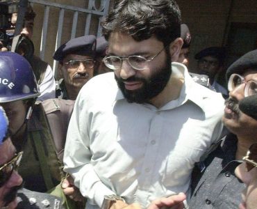 Karachi (Pakistan), le 29 mars 2002. Omar Sheikh sort d’un tribunal.