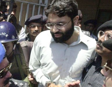 Karachi (Pakistan), le 29 mars 2002. Omar Sheikh sort d’un tribunal.
