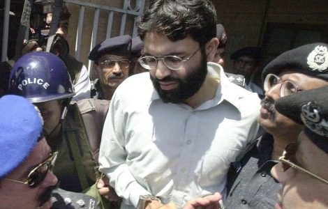 Karachi (Pakistan), le 29 mars 2002. Omar Sheikh sort d’un tribunal.