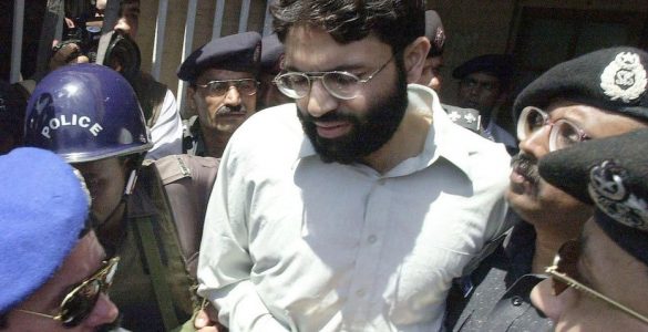 Karachi (Pakistan), le 29 mars 2002. Omar Sheikh sort d’un tribunal.