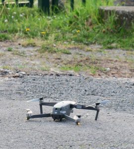 Illustration. Le pilote de l’engin se trouvait pourtant à l’écart avec d’autres collègues policiers quand il a été atteint au niveau de la tempe.