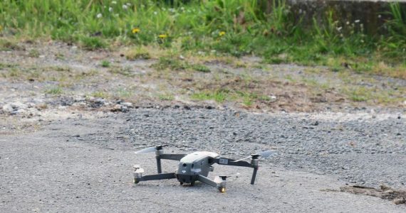 Illustration. Le pilote de l’engin se trouvait pourtant à l’écart avec d’autres collègues policiers quand il a été atteint au niveau de la tempe.