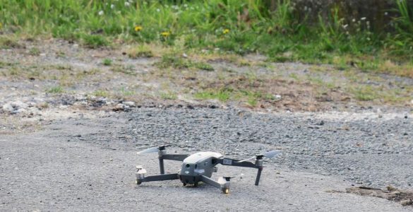 Illustration. Le pilote de l’engin se trouvait pourtant à l’écart avec d’autres collègues policiers quand il a été atteint au niveau de la tempe.