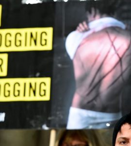 Une manifestation contre la peine de flagellation devant l