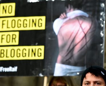 Une manifestation contre la peine de flagellation devant l