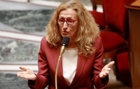 5300 détenus qui étaient «à quelques semaines de la fin de leur peine» ont été libérés explique la ministre de la Justice.