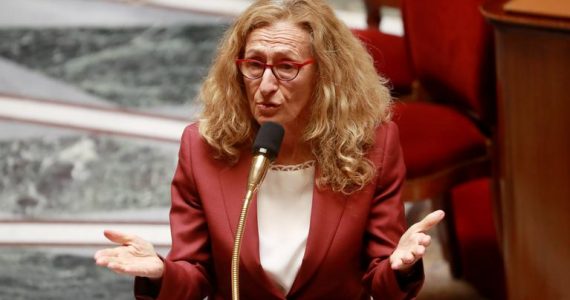 5300 détenus qui étaient «à quelques semaines de la fin de leur peine» ont été libérés explique la ministre de la Justice.