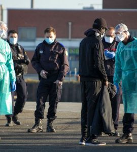 Des policiers et des pompiers parlent à un migrant alors qu’il tentait en plein confinement de traverser la Manche à bord d’un panneau pneumatique.
