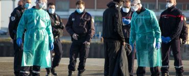 Des policiers et des pompiers parlent à un migrant alors qu’il tentait en plein confinement de traverser la Manche à bord d’un panneau pneumatique.