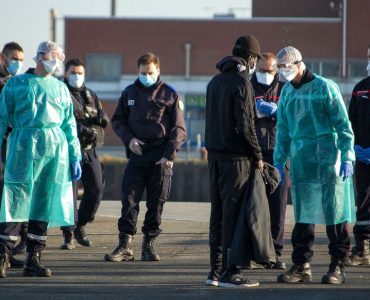 Des policiers et des pompiers parlent à un migrant alors qu’il tentait en plein confinement de traverser la Manche à bord d’un panneau pneumatique.
